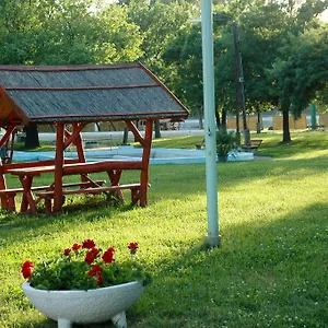 Szegedi Partfuerdo Es Camping Seghedin